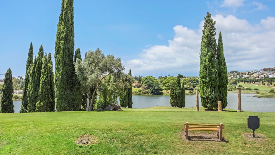 Benahavis, Elegante apartamento en planta baja con jardín, frente al campo de golf Los Flamingos