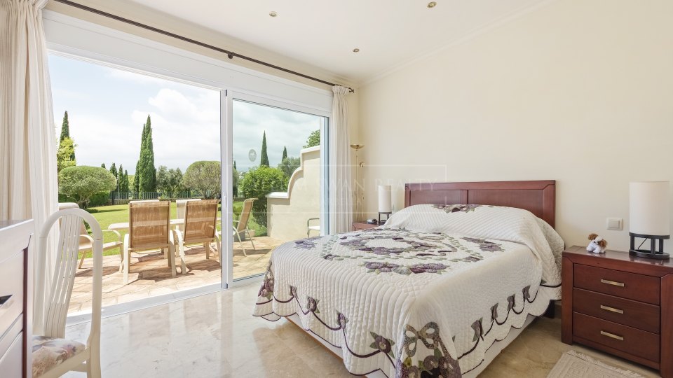 Benahavis, Elegante apartamento en planta baja con jardín, frente al campo de golf Los Flamingos