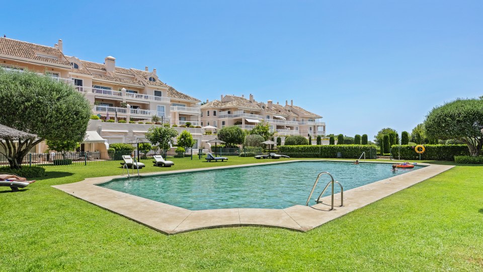 Benahavis, Elegante apartamento en planta baja con jardín, frente al campo de golf Los Flamingos
