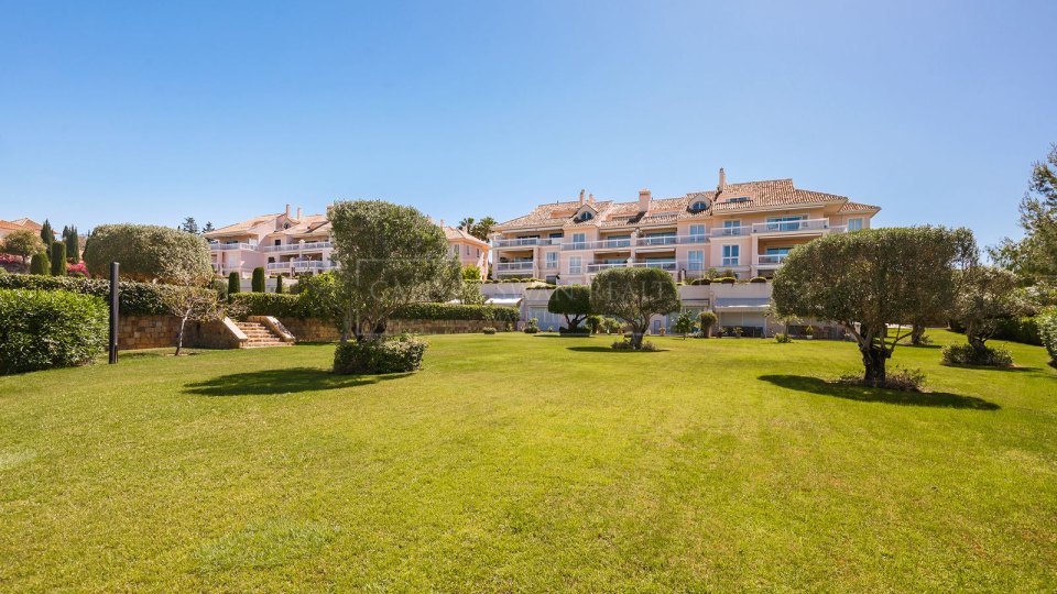 Benahavis, Elegante apartamento en planta baja con jardín, frente al campo de golf Los Flamingos
