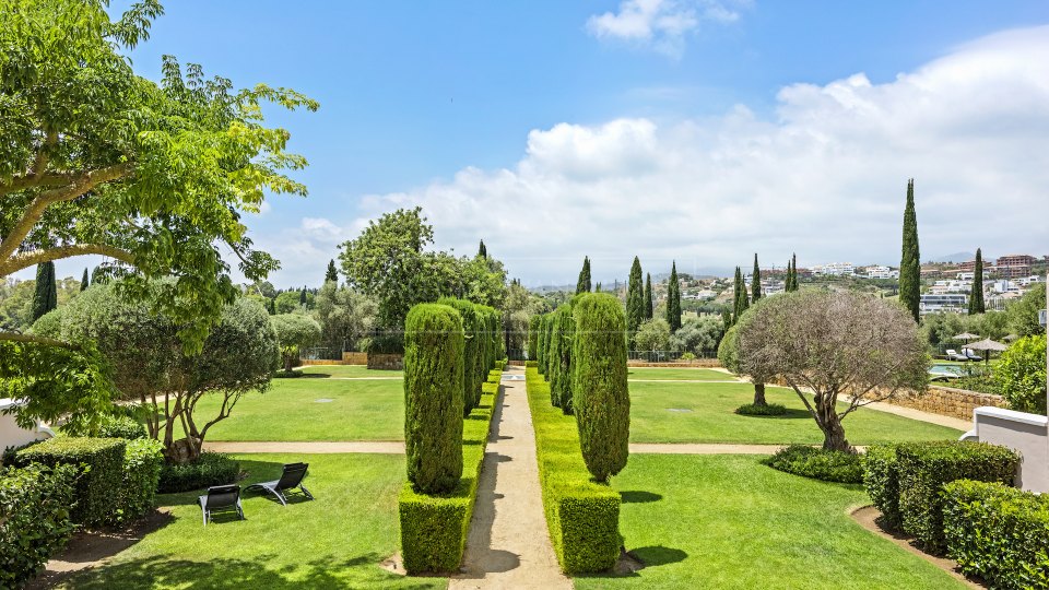 Benahavis, Elegante apartamento en planta baja con jardín, frente al campo de golf Los Flamingos