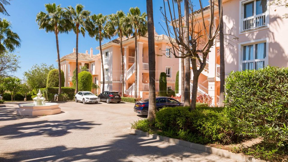 Benahavis, Elegante apartamento en planta baja con jardín, frente al campo de golf Los Flamingos