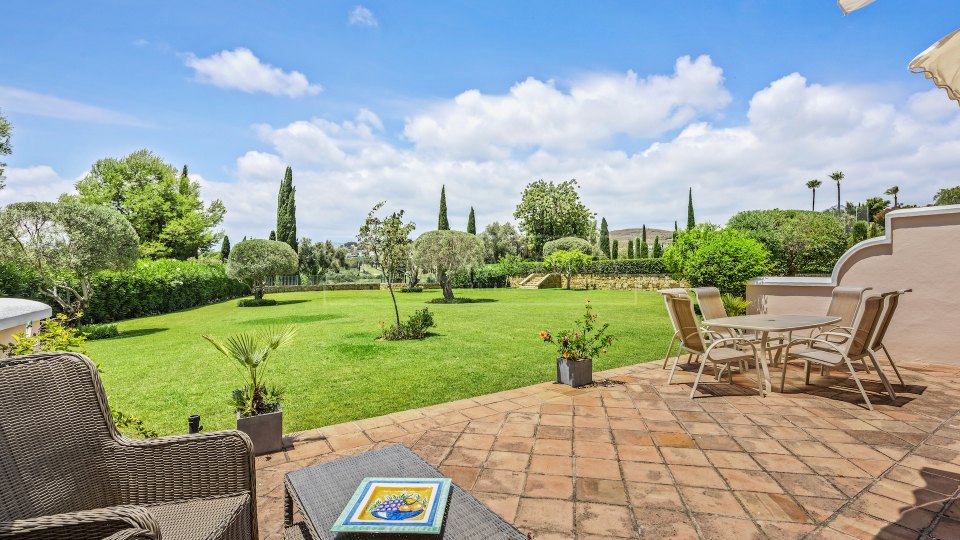 Benahavis, Elegante apartamento en planta baja con jardín, frente al campo de golf Los Flamingos