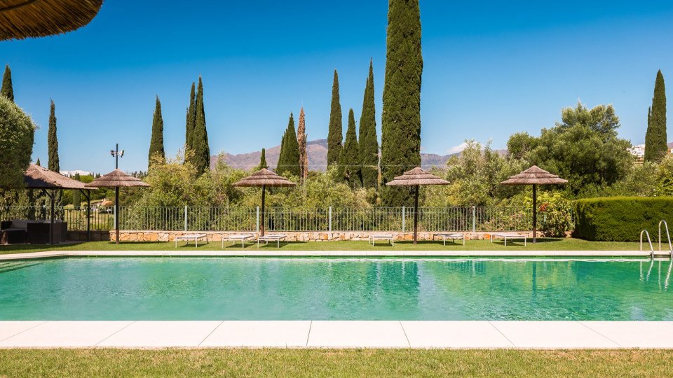 Benahavis, Elegante apartamento en planta baja con jardín, frente al campo de golf Los Flamingos