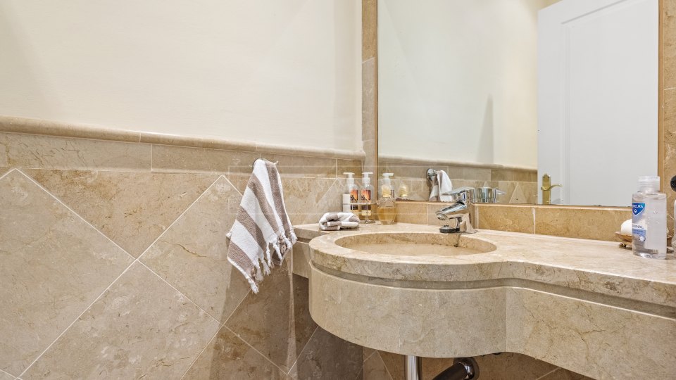 Benahavis, Elegante apartamento en planta baja con jardín, frente al campo de golf Los Flamingos
