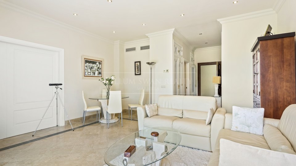 Benahavis, Elegante apartamento en planta baja con jardín, frente al campo de golf Los Flamingos
