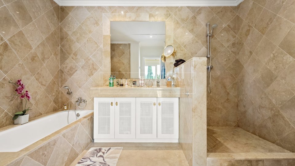 Benahavis, Elegante apartamento en planta baja con jardín, frente al campo de golf Los Flamingos
