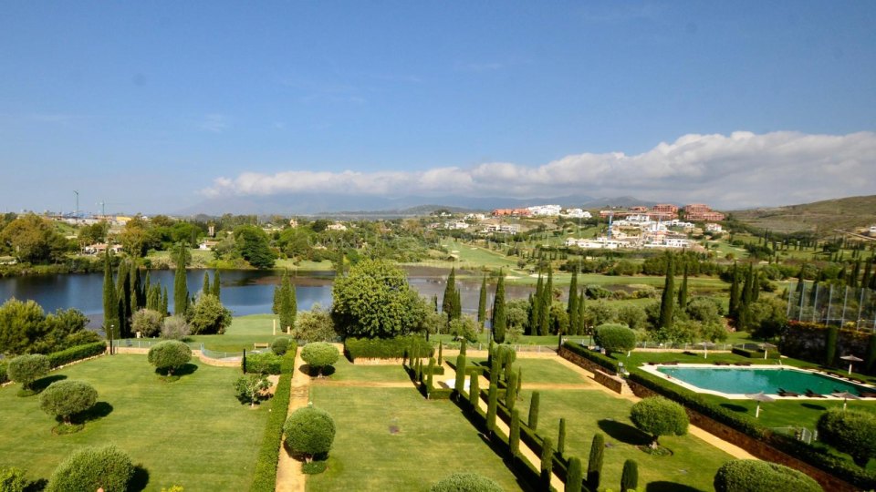 Benahavis, Elegant Garden Apartment Frontline to Los Flamingos Golf