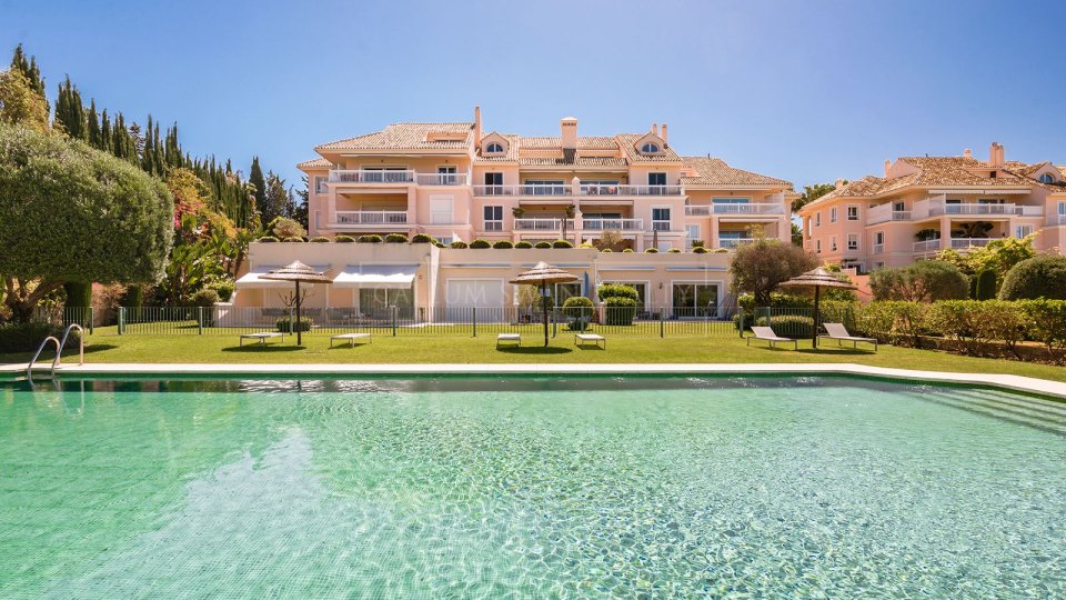 Benahavis, Elegante apartamento en planta baja con jardín, frente al campo de golf Los Flamingos