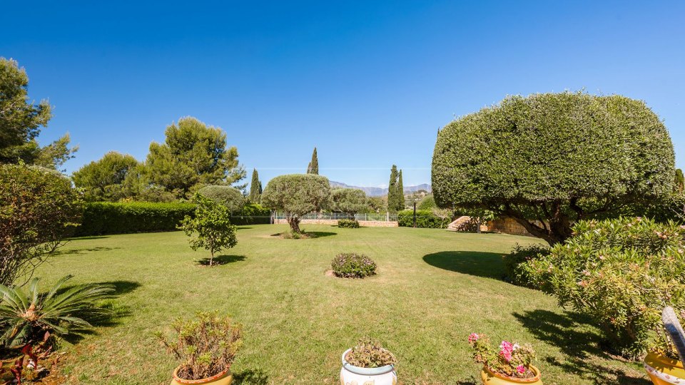 Benahavis, Elegante apartamento en planta baja con jardín, frente al campo de golf Los Flamingos
