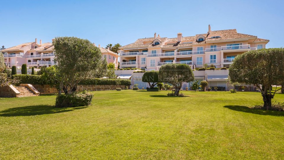 Benahavis, Elegante apartamento en planta baja con jardín, frente al campo de golf Los Flamingos