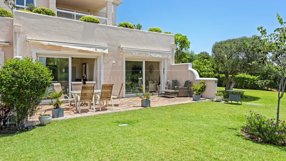 Benahavis, Elegante apartamento en planta baja con jardín, frente al campo de golf Los Flamingos