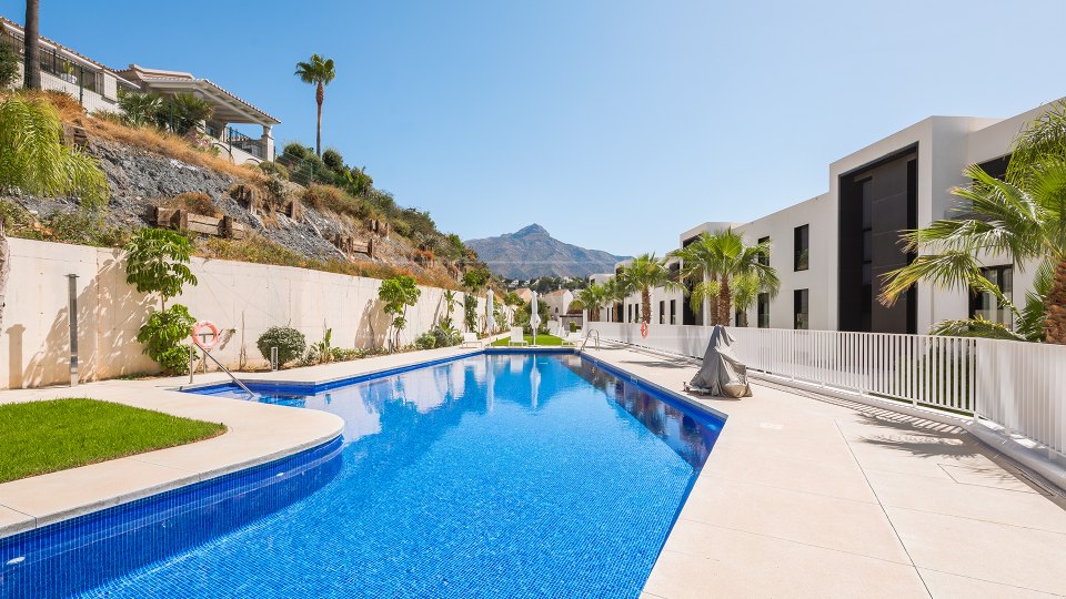 Nueva Andalucia, Appartement contemporain de 2 chambres avec vue sur la mer