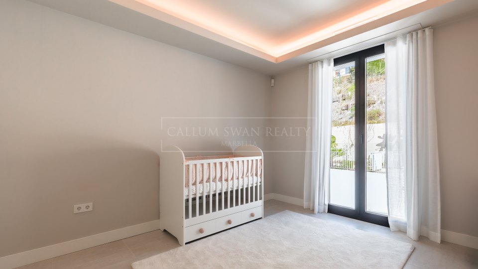 Nueva Andalucia, Appartement contemporain de 2 chambres avec vue sur la mer