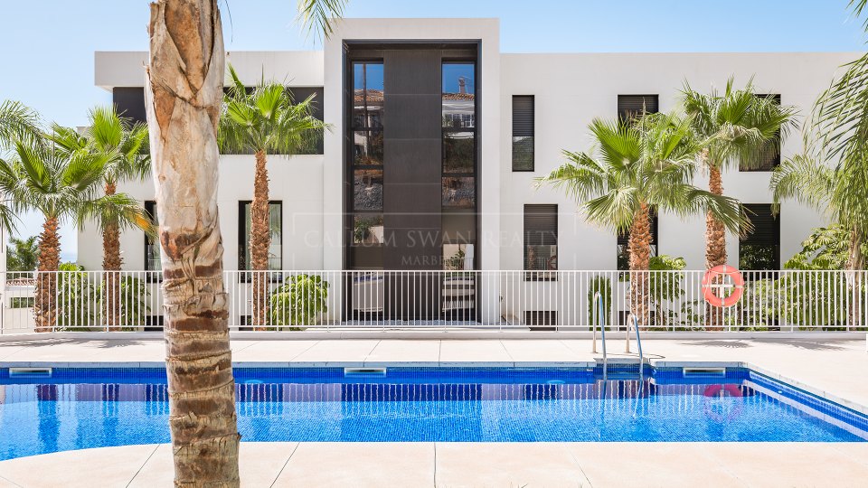 Nueva Andalucia, Appartement contemporain de 2 chambres avec vue sur la mer