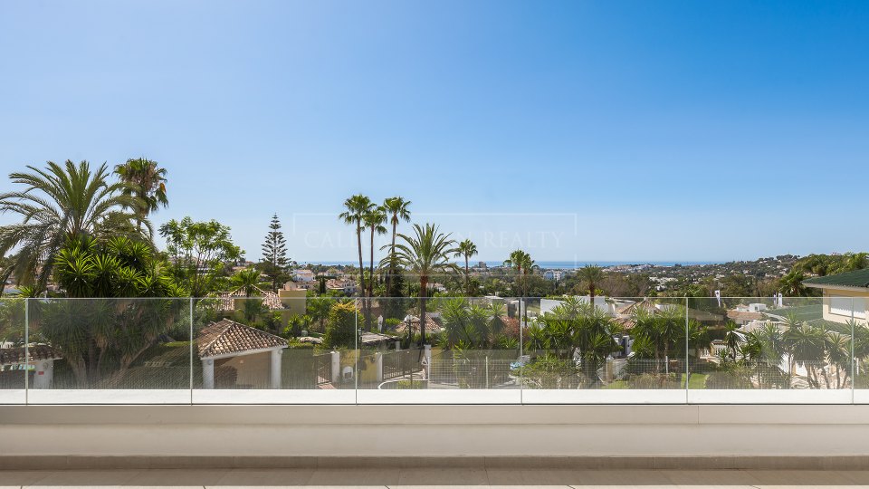 Nueva Andalucia, Appartement contemporain de 2 chambres avec vue sur la mer