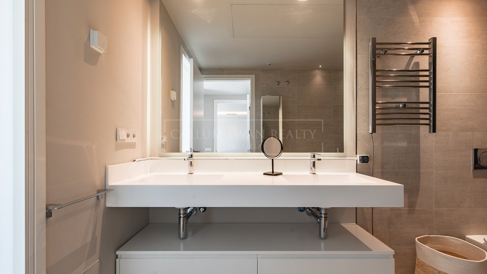 Nueva Andalucia, Appartement contemporain de 2 chambres avec vue sur la mer