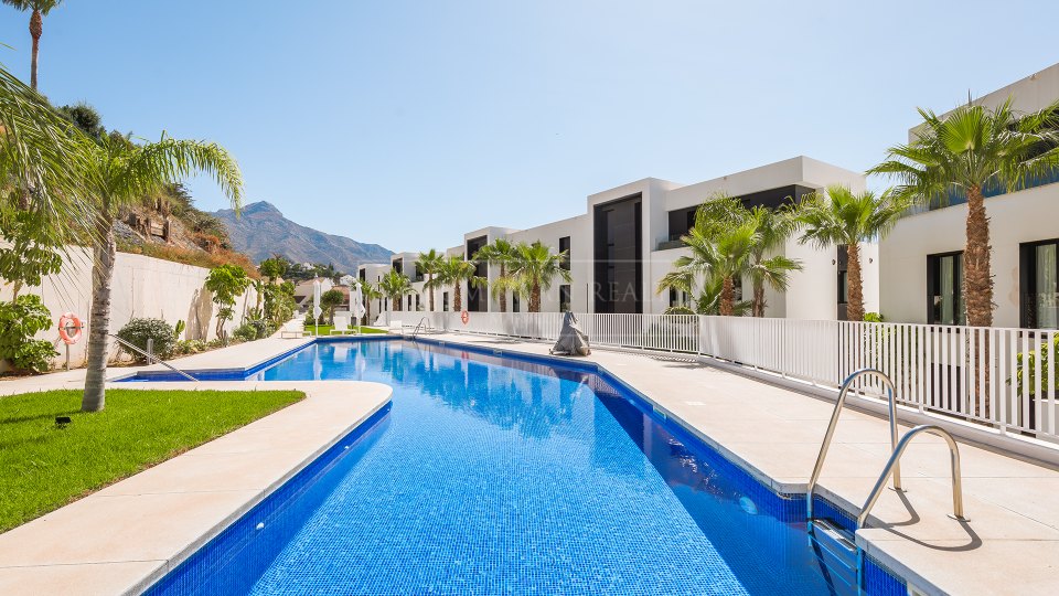 Nueva Andalucia, Appartement contemporain de 2 chambres avec vue sur la mer