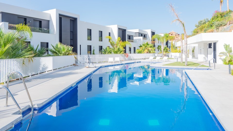Nueva Andalucia, Appartement contemporain de 2 chambres avec vue sur la mer