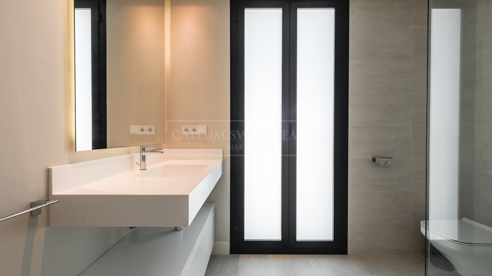 Nueva Andalucia, Appartement contemporain de 2 chambres avec vue sur la mer