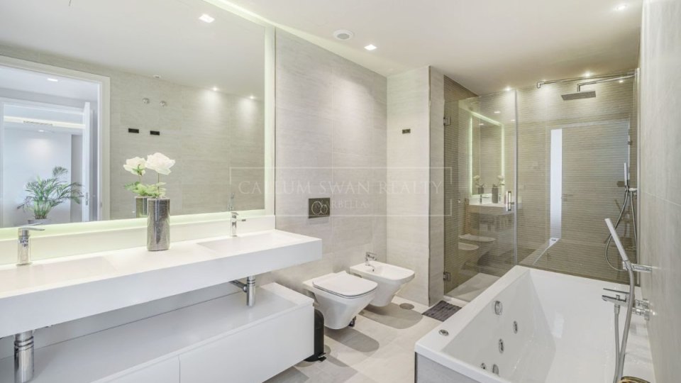 Nueva Andalucia, Appartement contemporain de 2 chambres avec vue sur la mer