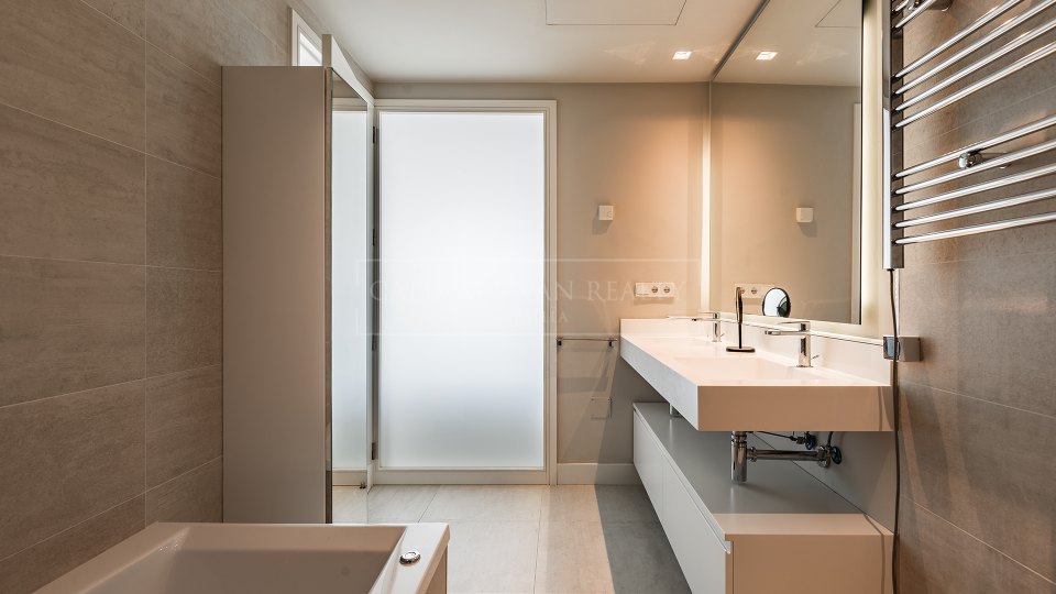 Nueva Andalucia, Appartement contemporain de 2 chambres avec vue sur la mer