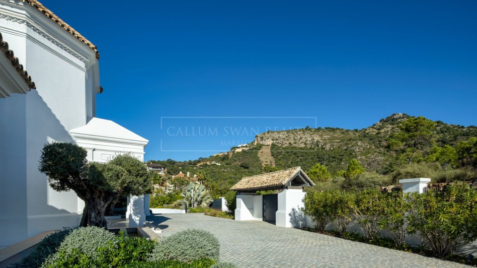 Benahavis, Contemporary 7-Bedroom Villa with Sea Views in Marbella Club Golf Resort, Benahavís