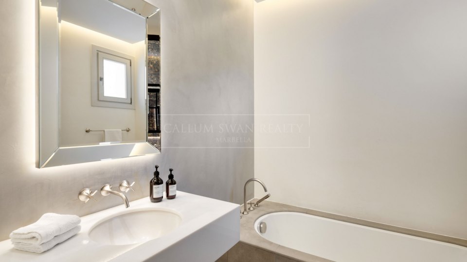 Benahavis, Contemporary 7-Bedroom Villa with Sea Views in Marbella Club Golf Resort, Benahavís