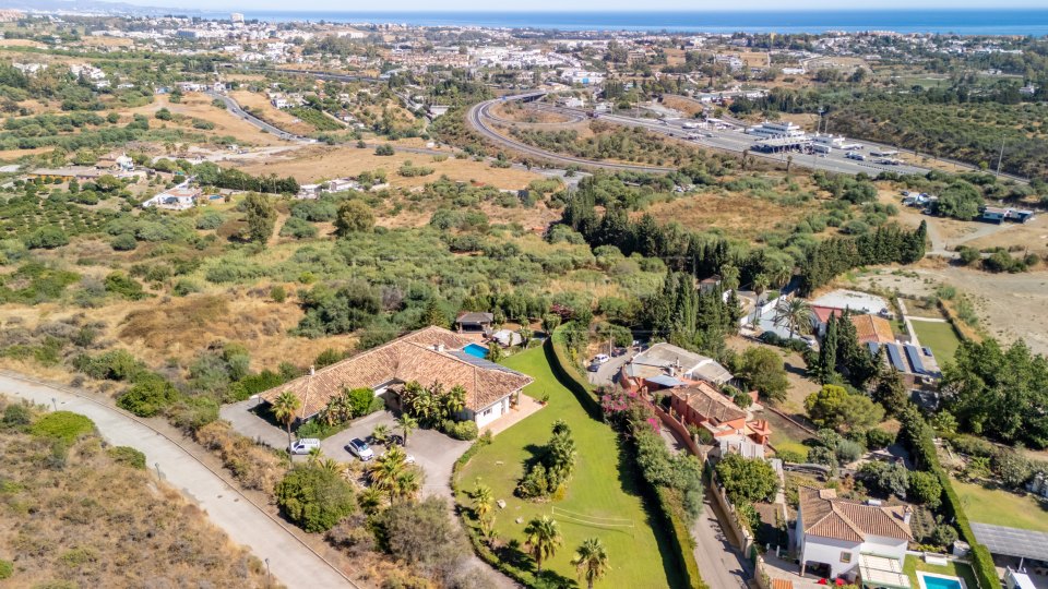 Benahavis, Five-Bedroom Family Villa with Sea Views for Sale in El Capitán, Benahavís
