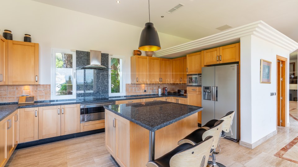 Benahavis, Five-Bedroom Family Villa with Sea Views for Sale in El Capitán, Benahavís