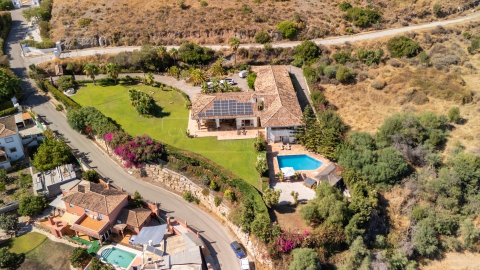 Benahavis, Five-Bedroom Family Villa with Sea Views for Sale in El Capitán, Benahavís