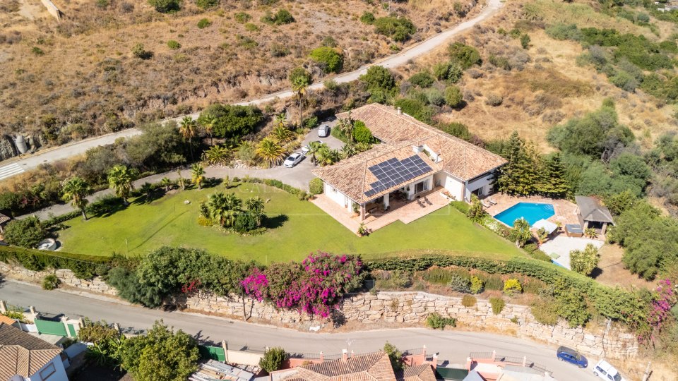 Benahavis, Five-Bedroom Family Villa with Sea Views for Sale in El Capitán, Benahavís