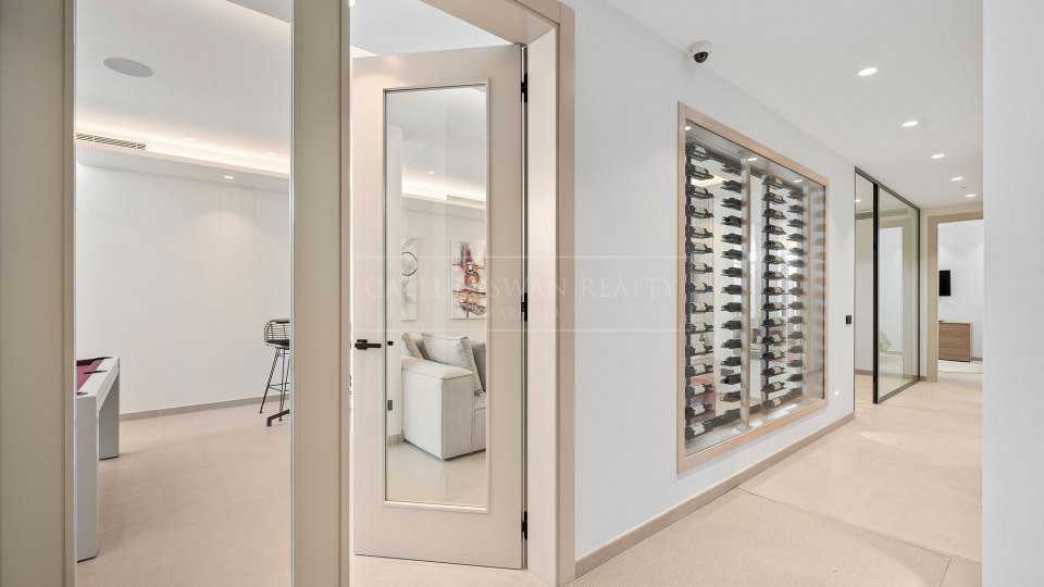 Nueva Andalucia, Modern Golfside Villa for Sale in La Cerquilla, Nueva Andalucía