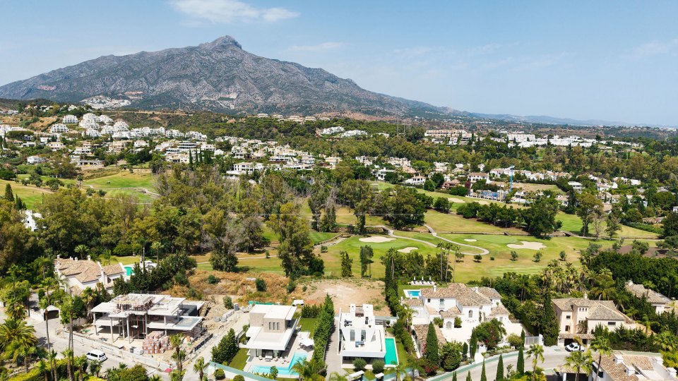 Nueva Andalucia, Modern Golfside Villa for Sale in La Cerquilla, Nueva Andalucía