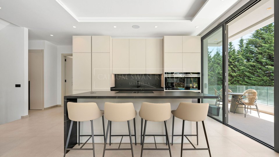Nueva Andalucia, Modern Golfside Villa for Sale in La Cerquilla, Nueva Andalucía