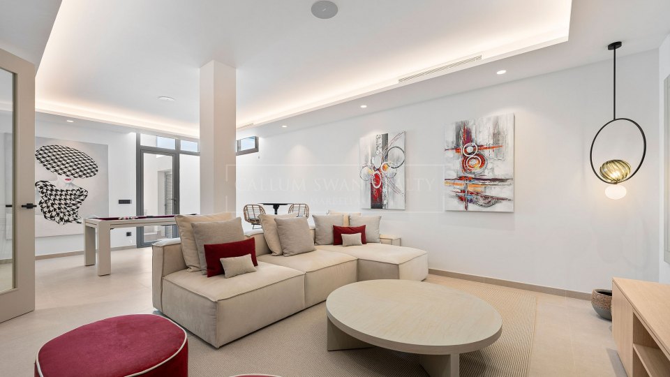 Nueva Andalucia, Modern Golfside Villa for Sale in La Cerquilla, Nueva Andalucía