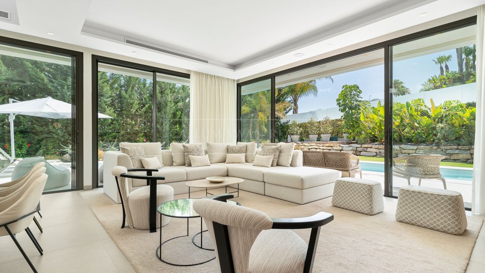 Nueva Andalucia, Modern Golfside Villa for Sale in La Cerquilla, Nueva Andalucía