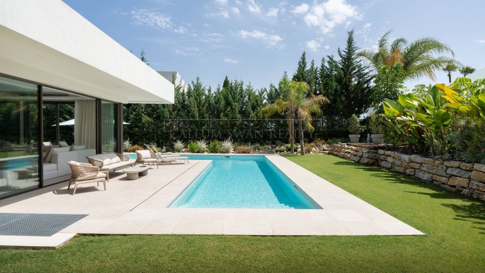 Nueva Andalucia, Modern Golfside Villa for Sale in La Cerquilla, Nueva Andalucía