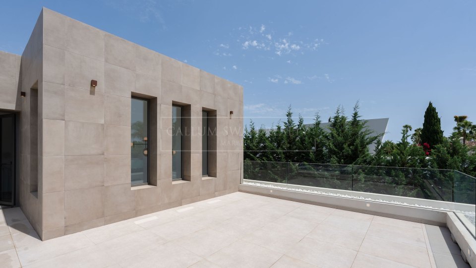 Nueva Andalucia, Modern Golfside Villa for Sale in La Cerquilla, Nueva Andalucía