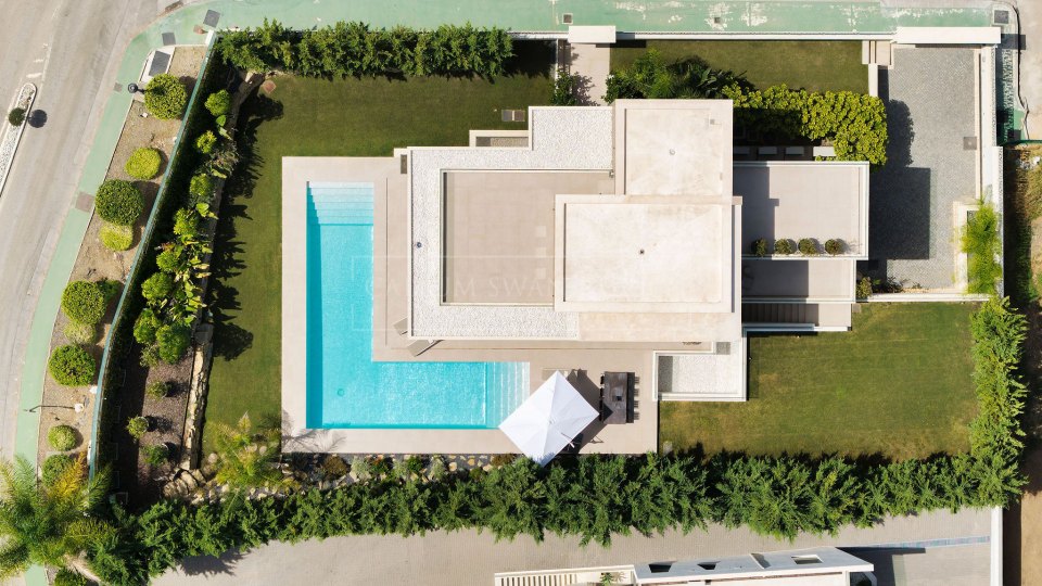 Nueva Andalucia, Modern Golfside Villa for Sale in La Cerquilla, Nueva Andalucía