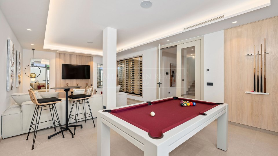 Nueva Andalucia, Modern Golfside Villa for Sale in La Cerquilla, Nueva Andalucía