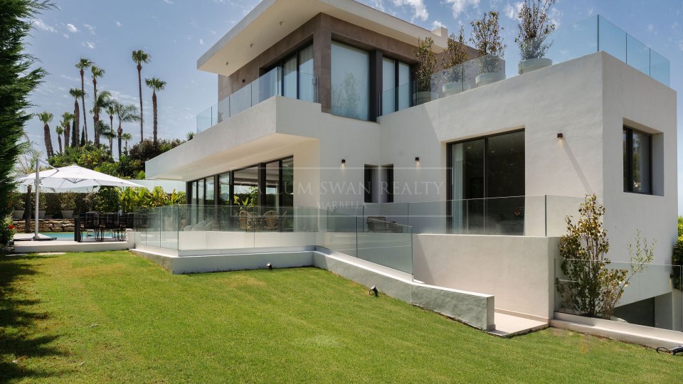 Nueva Andalucia, Modern Golfside Villa for Sale in La Cerquilla, Nueva Andalucía