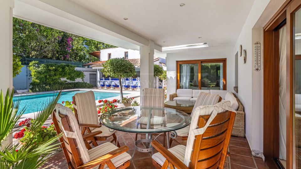 Estepona, Villa de cinco dormitorios en venta junto a la playa en Cancelada, Nueva Milla de Oro