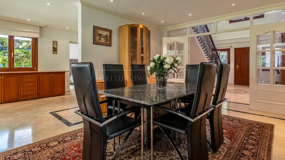Estepona, Villa de cinco dormitorios en venta junto a la playa en Cancelada, Nueva Milla de Oro