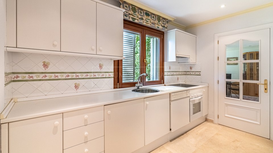 Estepona, Villa de cinco dormitorios en venta junto a la playa en Cancelada, Nueva Milla de Oro
