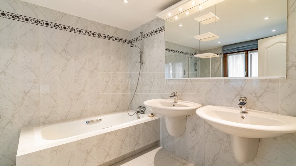 Estepona, Villa de cinco dormitorios en venta junto a la playa en Cancelada, Nueva Milla de Oro