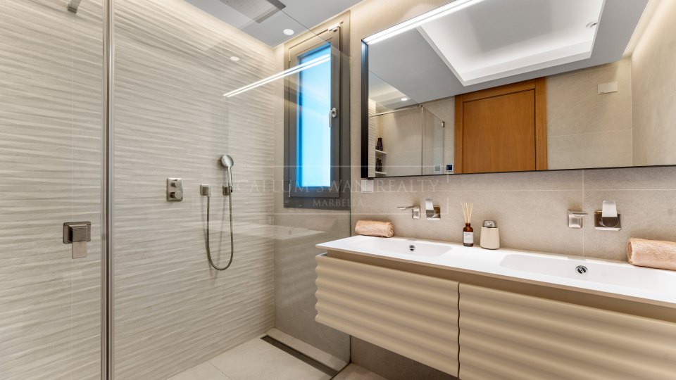 Benahavis, Duplex Penthouse with Panoramic Views in Real de la Quinta, Benahavís