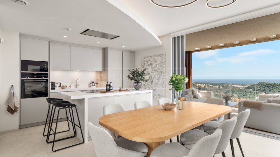 Benahavis, Duplex Penthouse with Panoramic Views in Real de la Quinta, Benahavís