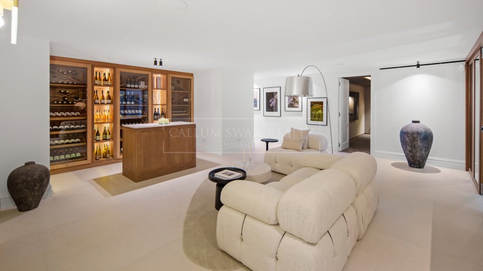 Nueva Andalucia, Villa de golf en primera línea con spa y cine en venta en Las Brisas, Nueva Andalucía