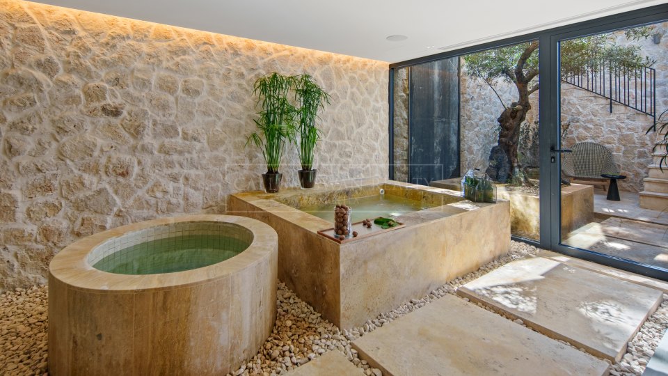 Nueva Andalucia, Villa de golf en primera línea con spa y cine en venta en Las Brisas, Nueva Andalucía